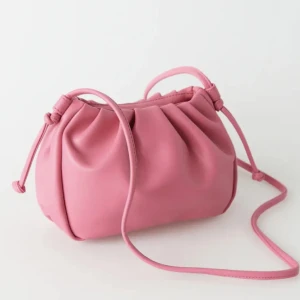 Rosa väska - Hej! Säljer nu min rosa gina väska, super bra skick  Ändå defekten är att den rosa färgen vid öppningen har gått av lite. Men det är inget som syns utanpå🩷