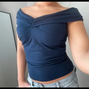 Mörkblå offshoulder topp - Snygg mörkblå offshoulder topp. lappen är kvar💕