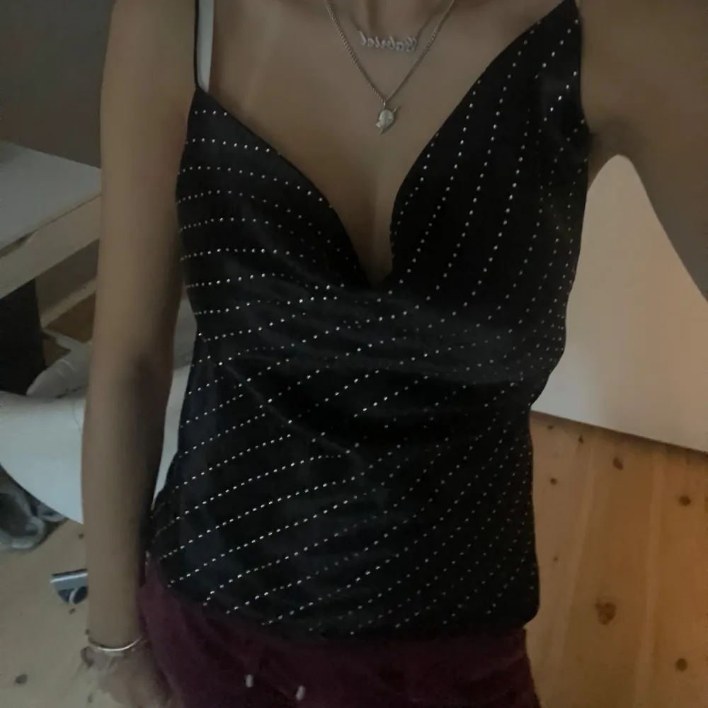 Super fin topp från Zara med paljetter/diamant stenar på. Använd 1 gång🩷. Toppar.