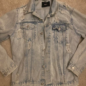 Jeansjacka - En superfin jeansjacka. Storlek XS. Fint skick, använd några gånger. Hör gärna av dig vid oklarheter eller om priset ska diskuteras!❣️