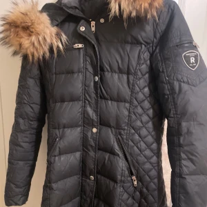 Lång Rock and blue dam jacka, storlek S - Väl använd jacka men fortfarande i okej skick. Vänstra fickan stängs inte men det går säkert att fixa den om man försöker. Annars inget fel på jackan.