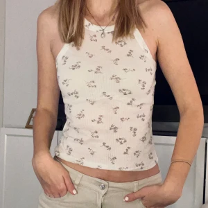 Söt blommig topp/linne, diskret mönster, trendig stockholmsstil  - Superfin blommig topp/linne med söt passform. Bra material och använd ~3 gånger, bra skick 🩷🌸Köpt på HM cirka 3 år sedan