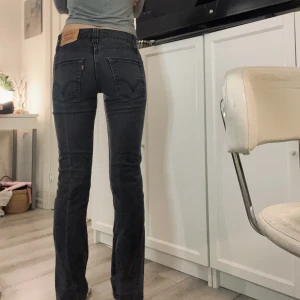 Low waist Levi’s straight leg vintage jeans  - Sjukt snygga trendiga lågmidjade Levi’s jeans 511 slim W 29 L32 vintage. Jag är 173 cm lång, de är bra längd på mig. I midjan sitter de lite tajt men kan fortfarande ha på mig dem (jag har storlek 36 normalt). 