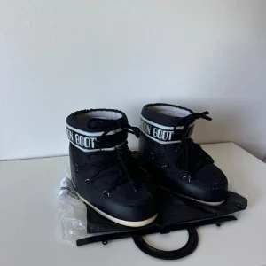 Moonboots - Säljer mina svart vita moonboot❤️ Bästa vinterskorna jag någonsin haft väldigt varma och sköna säljer för att de blivit för små men rekommenderar verkligen🩷De är i jätte fint skick och kan bränna smörerna så att de inte flätar upp sig ☺️