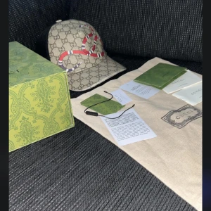 Gucci keps snake - Tja! Säljer min Gucci keps då jag tröttnat på den skicket är väldigt bra på den inte använd mycket den är som ny. Det är en ovanlig modell o säljs ej längre. Den är äkta har box o allting. (Storlek M) byten är intressant!