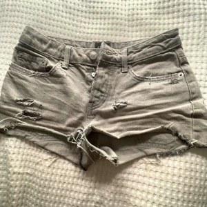 Gråa jeans shorts  - Lågmidjade gråa jeans shorts