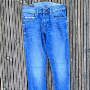Diesel Jeans - Diesel jeans med en snygg fade och i toppskick🤝. Modellen på jeansen är Tepphar och passformen är slim carrot som motsvarar slim fit. Storleken är 28/32✅ Kontakta mig vid minsta fråga eller fundering