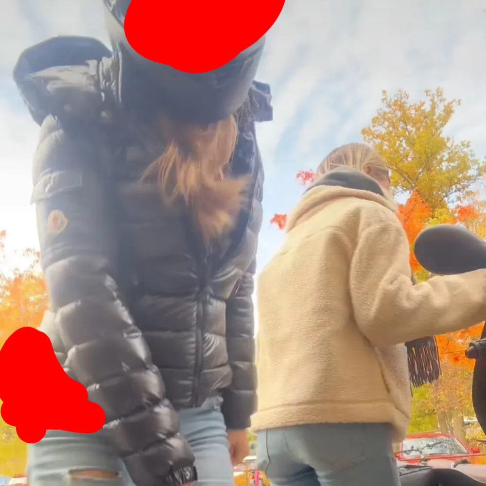 Säljer denna moncler jackan i modellen bady dawn jacket, den är endast använd under en Sparsamt använd,  Den är i storlek 14 y som motsvarar xs/ s beroende på hur man vill att den ska sitta❤️skriv vid fler frågor! Äkta bevis finns!nypris:9300❤️. Jackor.