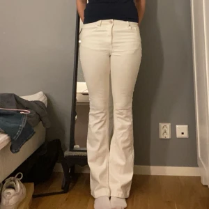 Bootcut jeans - Snygga bootcut jeans från VILA 🤍toppskick knappt andvända. Innerbenslängd 82, midja rakt över 37