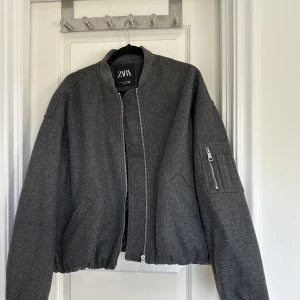 Bomberjacka zara - Jättehärlig grå bomberjacka ifrån zara, inte mycket använd med andra ord fint skick. Säljer pga dålig användning av den