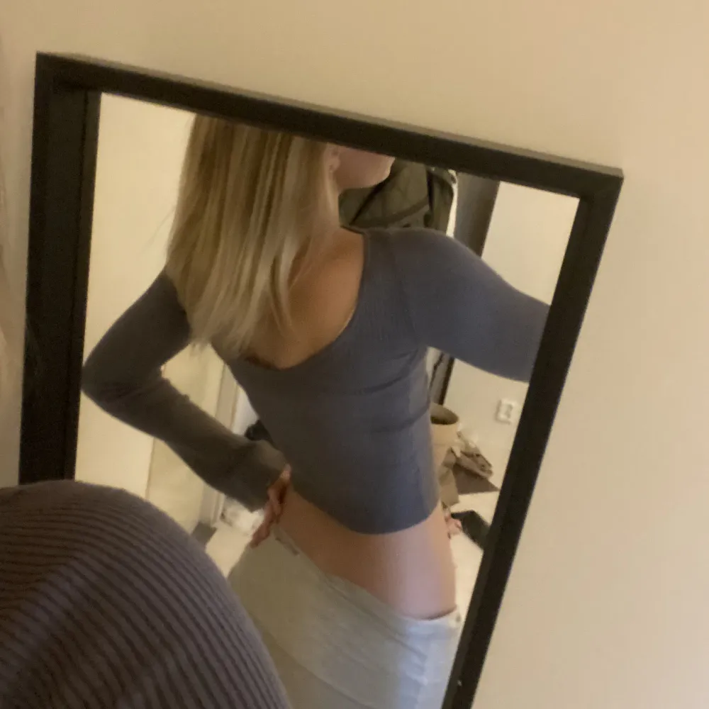Super fin topp osäker vart den är ifrån då lappen är bortklippt men skulle gissa att den är ifrån hm, gott skick💕. Yläosat.