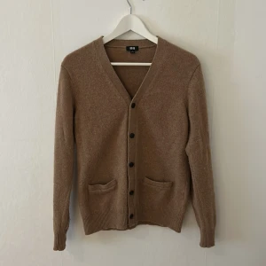 Cardigan - Skit snygg tröja från uniqlo orginalpris 500 säljer då den är för liten hör av er vid frågor