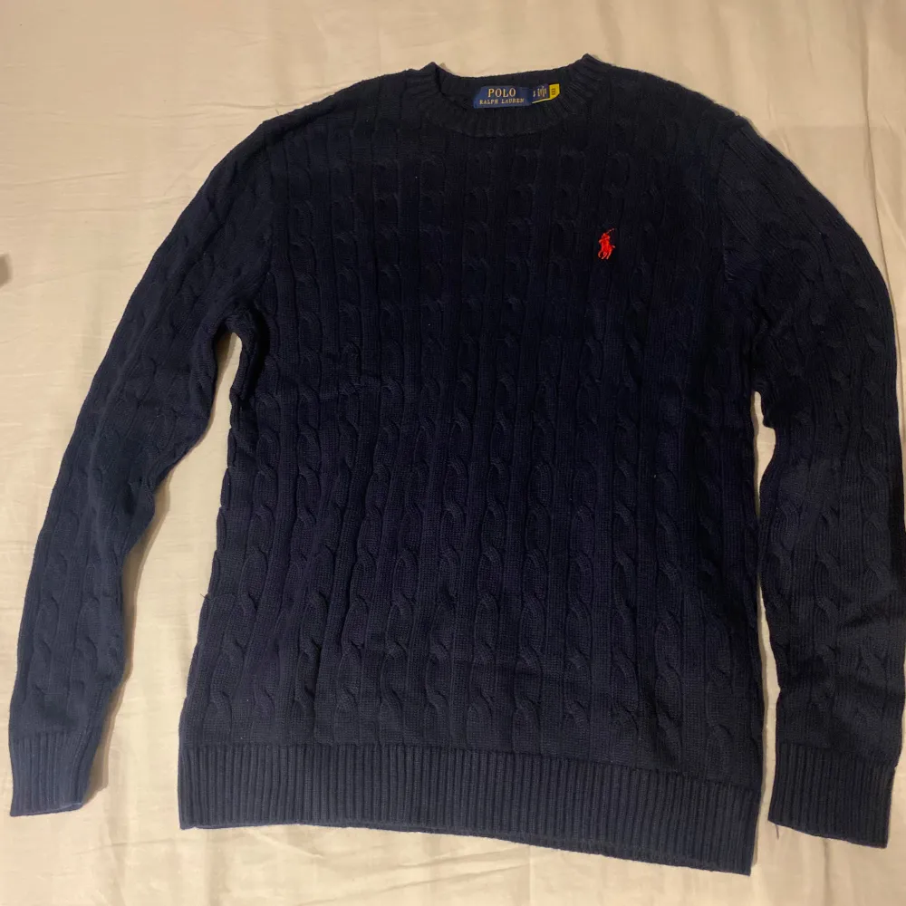 Säljer denna snygga mörkblå Polo crewneck i storlek S då jag växt ur den. Den är i 10/10 skick och knappt använd. Skicka ett meddelande vid frågor eller funderingar!😁. Tröjor & Koftor.