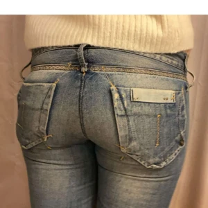 Snygga low, bootcut jeans - Säljer dessa jeans eftersom de tyvärr inte passar mig, skriv till mig och ni har frågor, inte mina bilder!!💗
