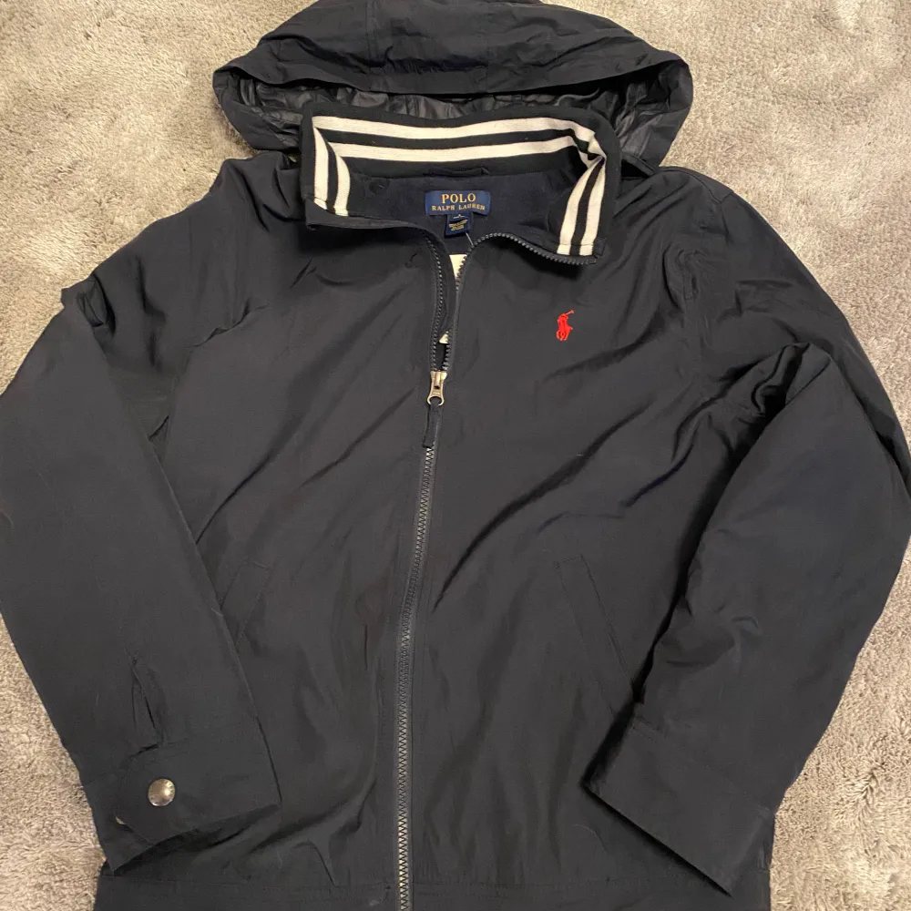 Ny Polo Ralph Lauren Windbreaker/vindjacka. Säljer då den inte passar mig. Nypris ca 2000kr. Storlek xs men funkar även S. Jackor.