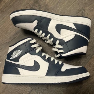 Nike Jordan 1 Mid - Köptes till brorsan men de var för små, endast använda en gång. Hund finns i hemmet.