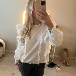 Blus zara - Säljer min blus från zara❤️den har använts ett fåtal gånger och är i bra skick