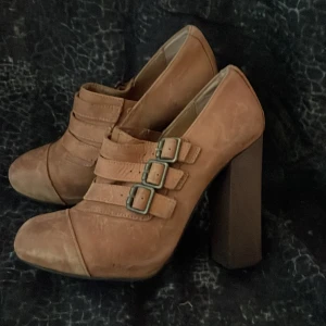 Vintage klackar - Super snygga skor💋 köpts second hand.  En söm har gått up lite men inget som syns eller så.