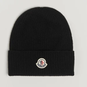 moncler mössa - säljer min min äkta moncler mössa då jag inte använder den. den är använd ca 2 gånger. pris kan diskuteras 💕