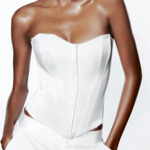 Zara korsettopp - Vit korsettopp i satin från Zara💕obs två små fläckar finns på tröjan