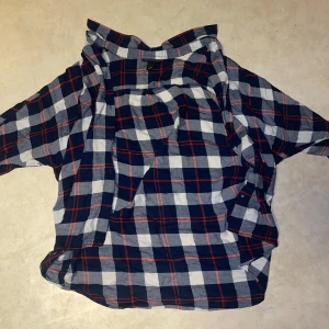 Randig skjorta - Fin randig blå, vit, rödrandig skjorta!!