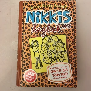Nikkis dagbok #9 - Nikkis dagbok #9 är en del av den populära bokserien av Rachel Renée Russell. Boken har ett leopardmönstrat omslag och handlar om Nikkis (inte så töntiga) dramaliv. Perfekt för unga läsare som gillar humor och drama.