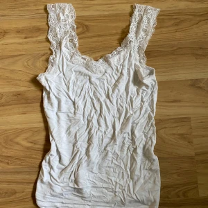 Spets linne - Spets linne från vero Moda. Klippt bort lappen. 