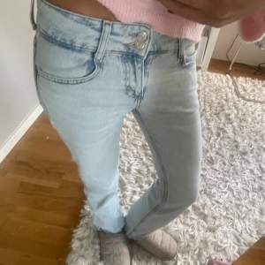 Lågmidjade ljusblå jeans i nyskick då dem är knappt använda eftersom den ör försmå på mig. Jeansen har en mindre defekt på en av fickorna som man ser på sista bilden. Hör av dig vid fråger och prisat kan diskuteras!🩷