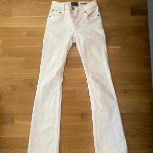 Säljer dessa fina vita jeans från crocker då de ej används längre❤️low waist storlek 24,32🥰🥰🥰🥰