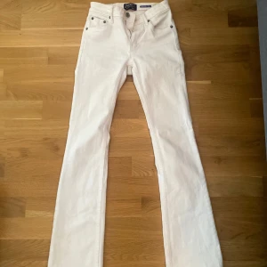 Low waist jeans crocker - Säljer dessa fina vita jeans från crocker då de ej används längre❤️low waist storlek 24,32🥰🥰🥰🥰