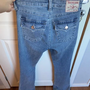 True religion jeans  - Ljus blåa true religion jeans, bootcut, storlek W27,användt 2-3 gånger, bara att fråga vid fler frågor/fler bilder💕 