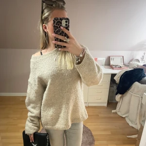 Stickad tröja från Bikbok - Mjuk stickad beige tröja från bikbok i storlek S. Passar till nästan allt! Skriv gärna om ni har några frågor! 💗