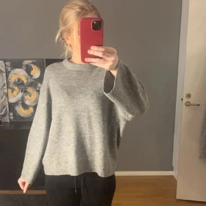 Grå stickad tröja - Mysig grå stickad tröja från lager 157 använd fåtal gånger 💗