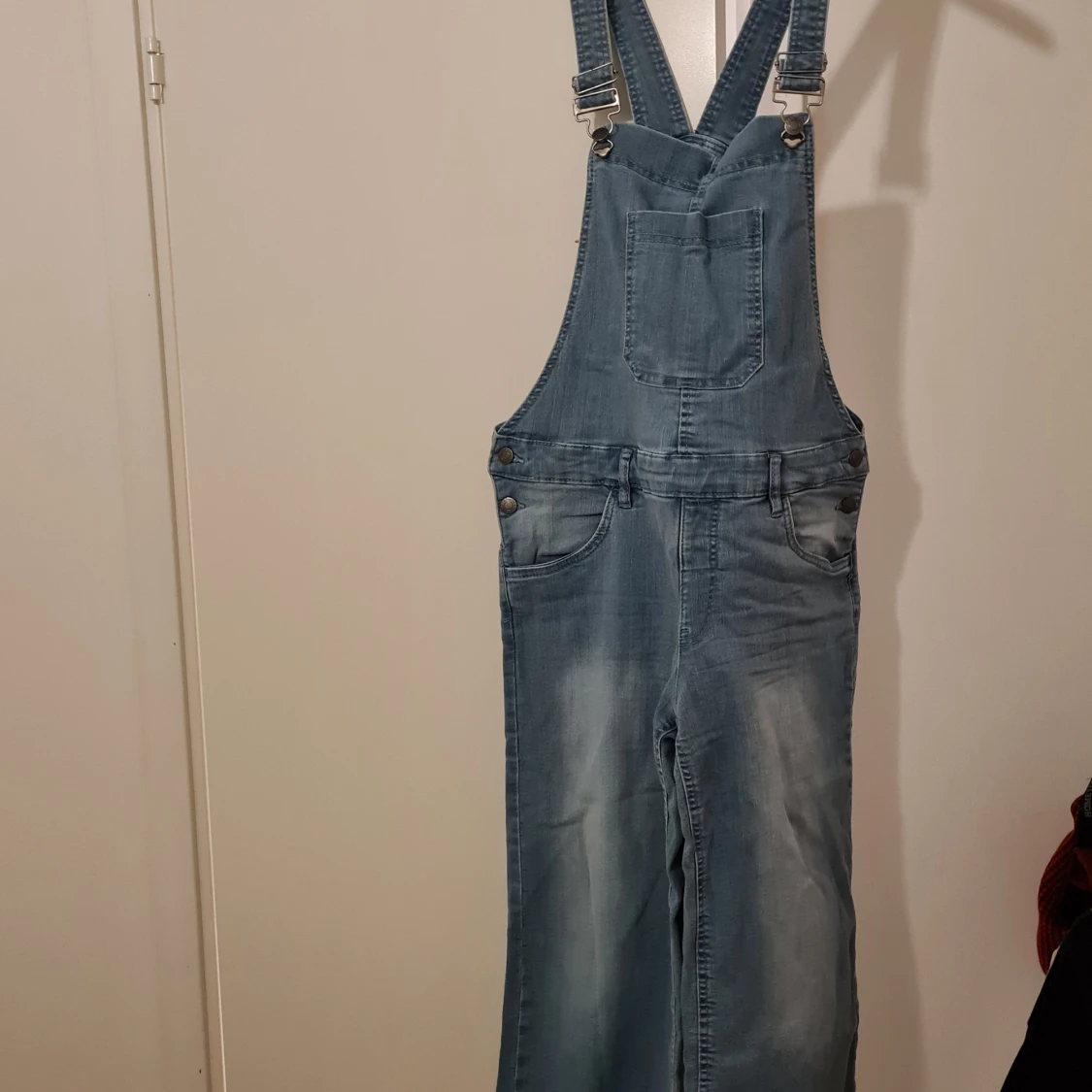 Blå jeanshängselbyxor från John Baner