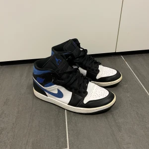 Nike Air Jordan 1 Mid ’White Black Royal’ stl 44,5 - Nike Air Jordan 1 Mid ’White Black Royal’. Storlek 44,5 i bra skick. Nypris: 3299.