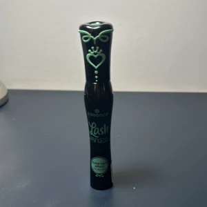 Essence Lash Princess Mascara - Jag har använt den en eller två gånger, nästan full. Säljer en Essence Lash Princess mascara med en unik design i svart och mintgrön. Den ger en dramatisk volym och längd till fransarna med sin specialdesignade borste. Perfekt för att skapa en falsk ögonfranseffekt.