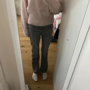 Gråa midwaist flare jeans - De har blivit använda Max 5 gånger. 