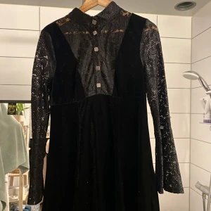 Svart klänning Goth - Gothklänning från Banned Alternative! Jättefin på, lite för stor för mig därför jag säljer. Storlek M.