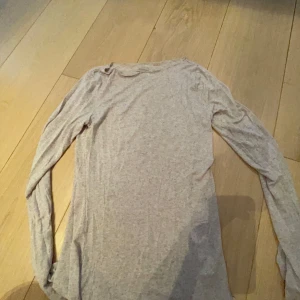 Beige långärmad tröja från Intimissimi - Säljer en stilren beige långärmad tröja från Intimissimi. Mjuk och bekväm med en figurnära passform. Jag har använt denna 1-2 den är i topp skick o som ny!!