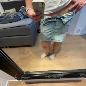 Jeanskjol från LAB Industries - Säljer en snygg jeanskjol från LAB Industries i ljusblå. Den är topp skick använd typ 2-3 gånger och inga skador eller liknade.