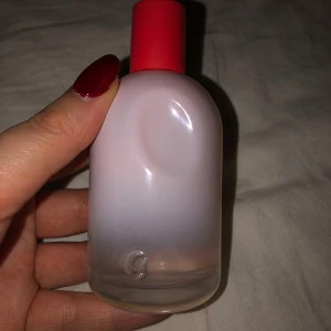 Glossier You Eau de parfume 100ml - Superpopulära parfymen You från Glossier. Går ej att köpa i Sverige. Använd endast ett fåtal gånger, som ny. Nypris 1750kr plus frakt och tull då det är svårare att köpa in produkter med alkohol i Sverige.