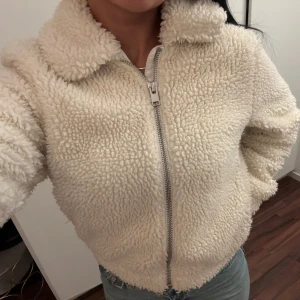 Vit teddyjacka med dragkedja - Mysig vit teddyjacka med dragkedja framtill från H&M i storlek XS! 