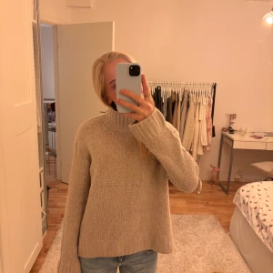 Beige stickad tröja - Mysig beige stickad tröja från H&M med hög krage och långa ärmar. Storlek Xs men passar S också