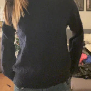 Mörkblå stickad tröja från Bondelid - Säljer en stilren mörkblå stickad tröja från Bondelid. Tröjan har en klassisk design med långa ärmar och rund hals. Perfekt för kyligare dagar. 