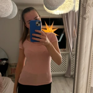 Rosa kortärmad topp - Säljer en enkel och stilren rosa kortärmad topp. Perfekt för vardagsbruk med en bekväm passform.