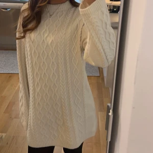 Vit stickad klänning  - Super mysig vit stickad klänning med kabelstickat mönster. Klänningen har en avslappnad passform och är super skön. 💖💖