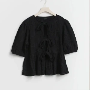 Blus ifrån Gina Tricot med knytdetaljer - Supersöt blus ifrån gina med knytdetaljer framtill. Superfin och perfekt till finare tillfällen 