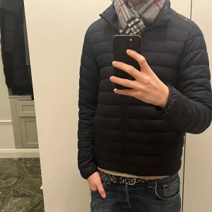 Mörkblå dunjacka från Uniqlo - Säljer en stilren och lätt mörkblå dunjacka från Uniqlo. Inga defekter,skriv om du är intresserad.