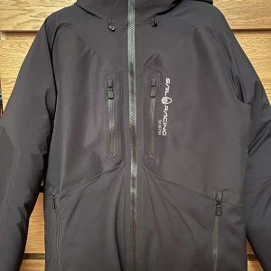 Sail Racing Goretex Vinterjacka strl. L - Sail Racing Pole Down Jacket. Nypris 9000kr. Herrjacka säljes, använd endast fåtal gånger, säljes då den är för stor, pris kan diskuteras vid snabb affär 