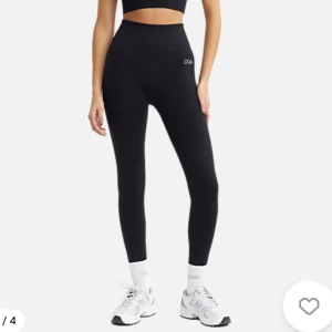 DOM tränings tights - Säljer mina tränings tights i storlek XS för att de har blivit för små för mig. Kontakta mig om ni vill ha egna bilder💕